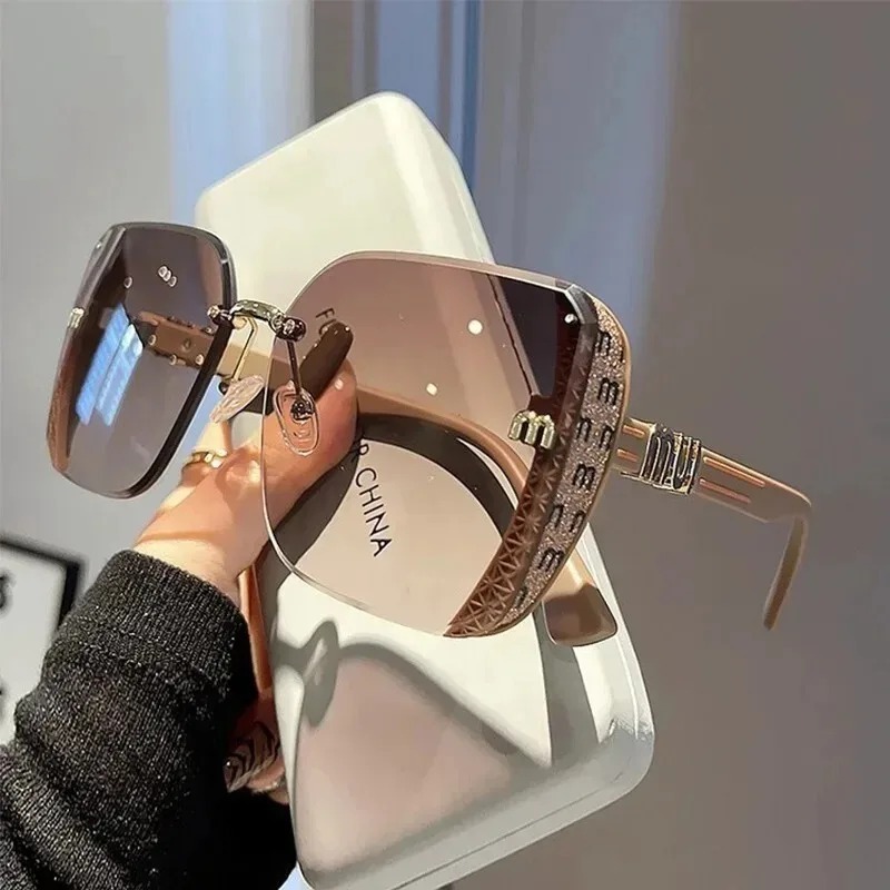 Designer Sunglasses - Okulary przeciwsłoneczne damskie z odcinekowanymi krawędziami,